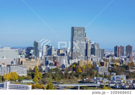 青葉城祉より紅葉の仙台市全景 108988602