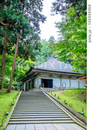初秋の中尊寺金色堂 岩手県平泉町 初秋の中尊寺金色堂 岩手県平泉町 108988968