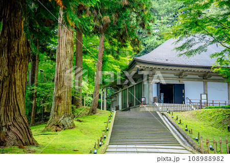 初秋の中尊寺金色堂 岩手県平泉町 初秋の中尊寺金色堂 岩手県平泉町 108988982