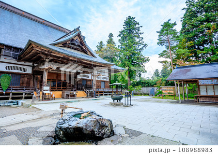 初秋の中尊寺 本堂 岩手県平泉町 初秋の中尊寺 本堂 岩手県平泉町 108988983