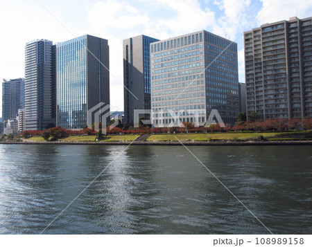 隅田川と東京都中央区のビル群 108989158