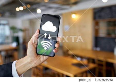 カフェでWi-Fiを使うビジネスマンの手元 カフェでWi-Fiを使うビジネスマンの手元 108989548