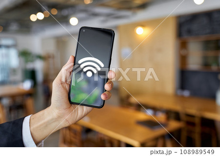 カフェでWi-Fiを使うビジネスマンの手元 カフェでWi-Fiを使うビジネスマンの手元 108989549