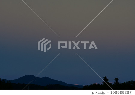 北杜市白州町から見る夕暮れの茅ヶ岳の空に地球の青い影 108989887
