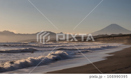 茅ヶ崎海岸と富士山 茅ヶ崎海岸と富士山 108990395
