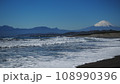 茅ヶ崎海岸と富士山 108990396