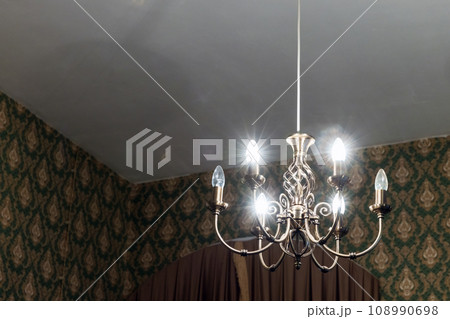 Luxury vintage chandelier with electiric candle lights, classic interior 108990698