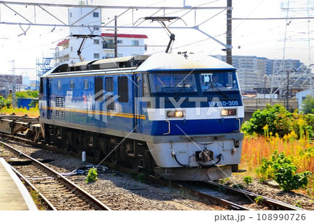 電気機関車・EF210『桃太郎』が牽引するコンテナ貨物列車 108990726