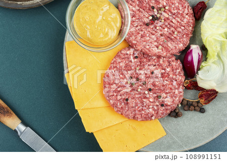 Raw burger cutlets 108991151