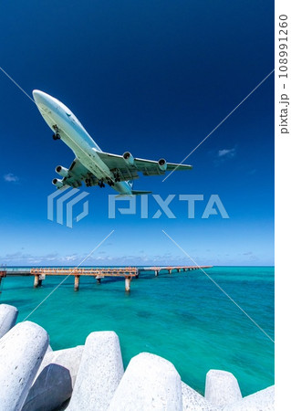 飛行機のある風景 飛行機のある風景 108991260