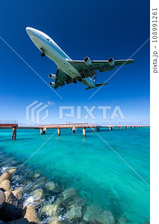 飛行機のある風景 108991261