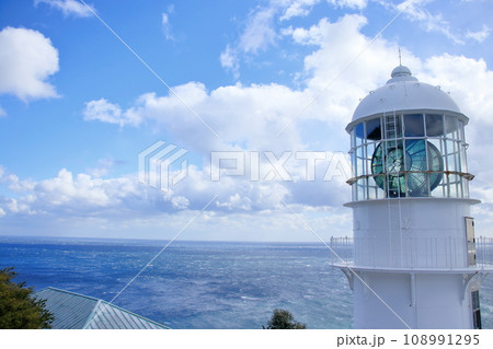 空と海と室戸岬灯台 (高知県 室戸市) 空と海と室戸岬灯台 (高知県 室戸市) 108991295