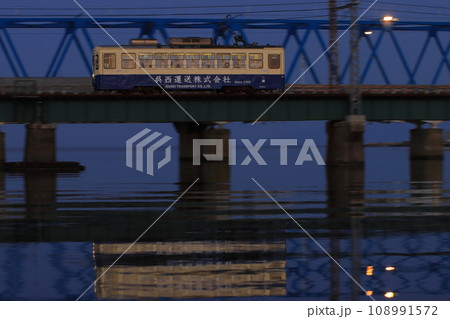 波静かな庄川を渡る富山地方鉄道デ7000形電車_2023/11/4撮影 波静かな庄川を渡る富山地方鉄道デ7000形電車_2023/11/4撮影 108991572