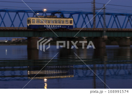 波静かな庄川を渡る富山地方鉄道デ7000形電車_2023/11/4撮影 108991574