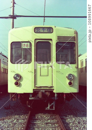 東武鉄道2000系の顔、運転台の通風孔、誘導無線アンテナ、春日部検修区にて、1976年10月31日 東武鉄道2000系の顔、運転台の通風孔、誘導無線アンテナ、春日部検修区にて、1976年10月31日 108991667