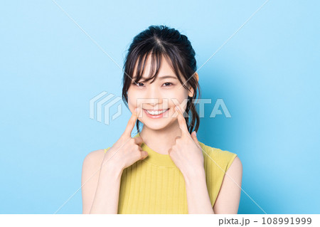 若い女性のビューティ 108991999