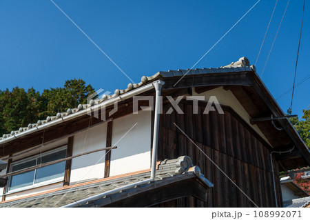 和瓦　ずれた瓦　雨漏りの原因 108992071
