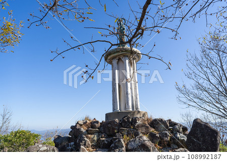 経ヶ森の山頂にある観音像（愛媛県松山市） 108992187
