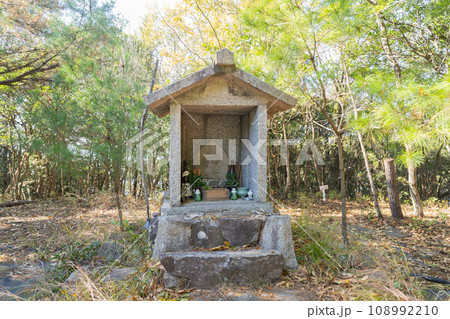 岩子山(経ヶ森)の山頂にある神社(愛媛県松山市) 岩子山(経ヶ森)の山頂にある神社(愛媛県松山市) 108992210