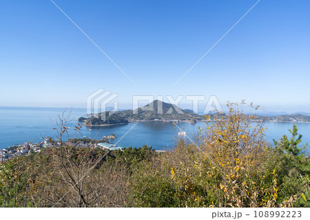 経ヶ森の登山道から見た興居島の小富士（愛媛県松山市） 108992223