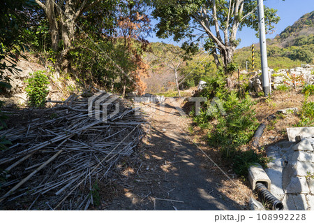 梅津寺駅付近にある経ヶ森の登山口（愛媛県松山市） 108992228