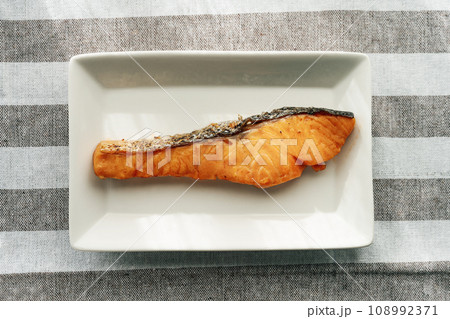 焼き鮭のテーブルフォト 108992371