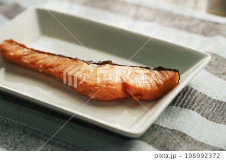 焼き鮭のテーブルフォト 焼き鮭のテーブルフォト 108992372