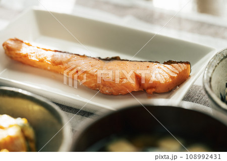 焼き鮭のテーブルフォト 108992431