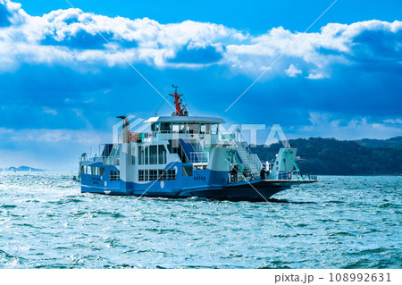 牛窓港に入港する前島フェリーまえじま丸1　岡山県瀬戸内市牛窓町 108992631