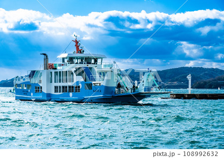 牛窓港に入港する前島フェリーまえじま丸2　岡山県瀬戸内市牛窓町 108992632