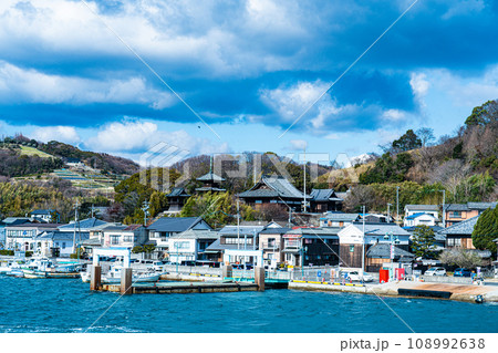 牛窓港を出航した前島フェリーまえじま丸から見た牛窓の街並み3　岡山県瀬戸内市牛窓町 108992638