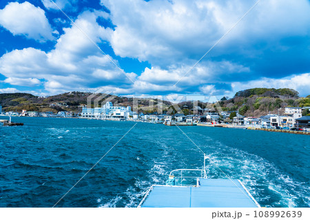 牛窓港を出航した前島フェリーまえじま丸から見た牛窓の街並み4　岡山県瀬戸内市牛窓町 108992639