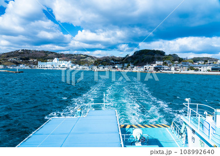 牛窓港を出航した前島フェリーまえじま丸から見た牛窓の街並み5　岡山県瀬戸内市牛窓町 108992640