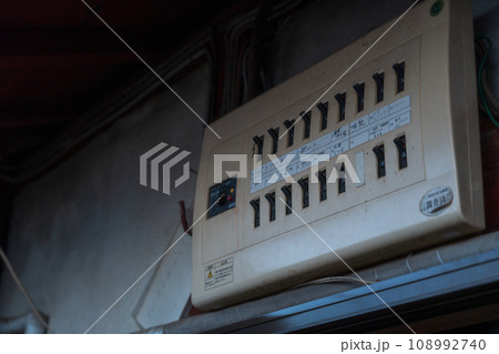 住宅に取り付けてある分電盤 住宅に取り付けてある分電盤 108992740