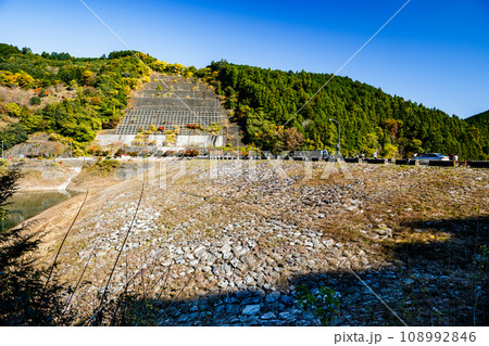 埼玉県飯能市　秋の名栗湖（有馬ダム） 108992846