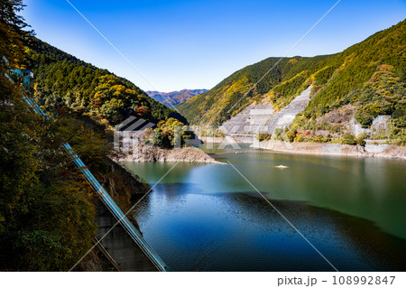 埼玉県飯能市　秋の名栗湖（有馬ダム） 108992847