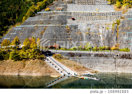 埼玉県飯能市 秋の名栗湖(有馬ダム) 埼玉県飯能市 秋の名栗湖(有馬ダム) 108992883