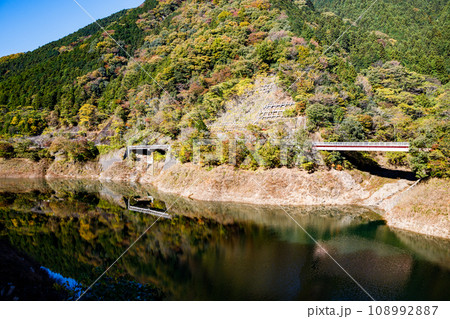 埼玉県飯能市　秋の名栗湖（有馬ダム） 108992887