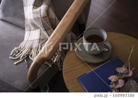 テーブルの上にあるコーヒーと本 テーブルの上にあるコーヒーと本 108993380