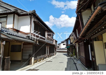 福井小浜の古い町並み・三丁町 108993419