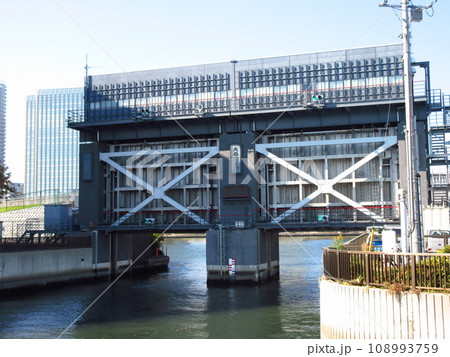 東京都江東区永代に設けられた「大島川水門」 108993759