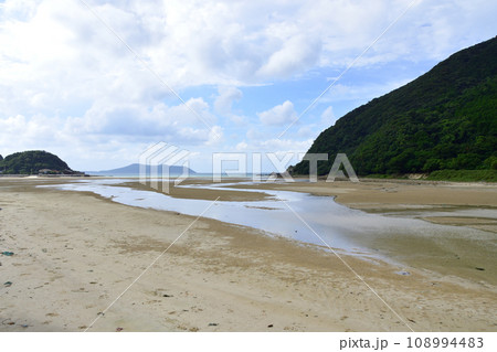 長崎県五島市頓泊海水浴場の風景(2022年) 108994483