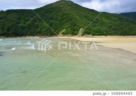 長崎県五島市頓泊海水浴場の風景(2022年) 108994485