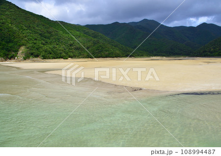 長崎県五島市頓泊海水浴場の風景(2022年) 108994487