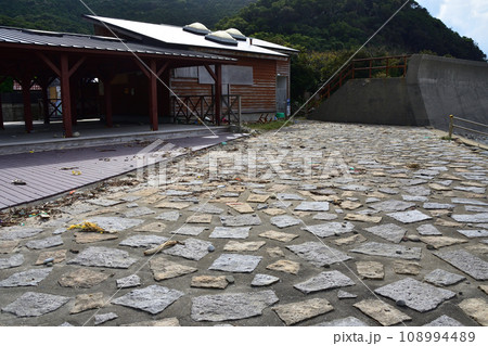 長崎県五島市頓泊海水浴場の風景(2022年) 108994489