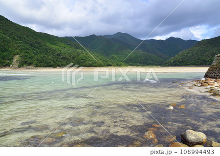長崎県五島市頓泊海水浴場の風景(2022年) 長崎県五島市頓泊海水浴場の風景(2022年) 108994493