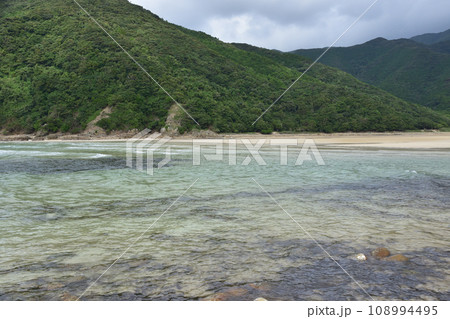 長崎県五島市頓泊海水浴場の風景(2022年) 108994495