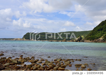 長崎県五島市頓泊海水浴場の風景(2022年) 108994496