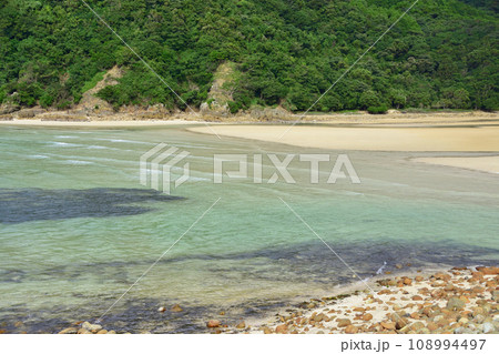 長崎県五島市頓泊海水浴場の風景(2022年) 108994497