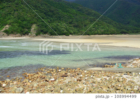 長崎県五島市頓泊海水浴場の風景(2022年) 108994499